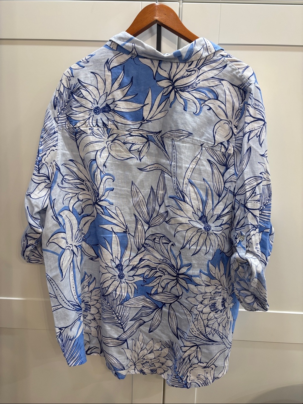100% linen Halston Blue and White Floral Button-Down Shirt - Picture 5 of 5